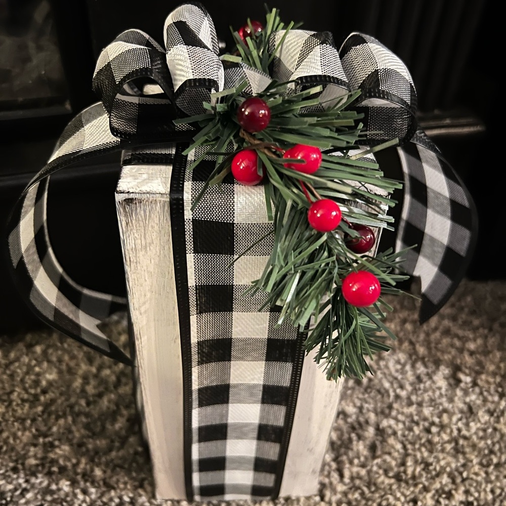 Wooden faux presents - Picture 3 of 6